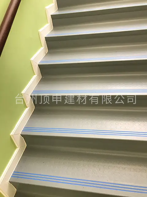 楼梯整体踏步4