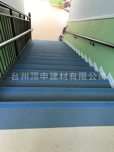 楼梯整体踏步6